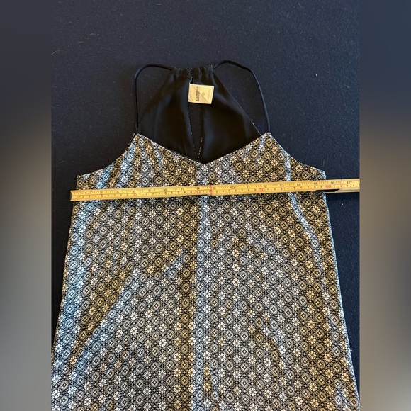 Express Black and White Geometric Print Top Sz XS - Picture 2 of 6